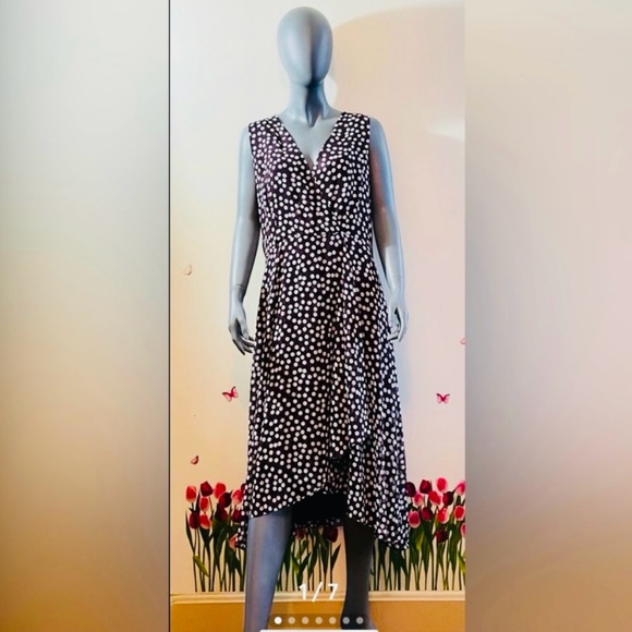 Women's 14 Summer Bundle
NWT & GUC 2 dresses, 2 tops, skirt - Picture 8 of 11